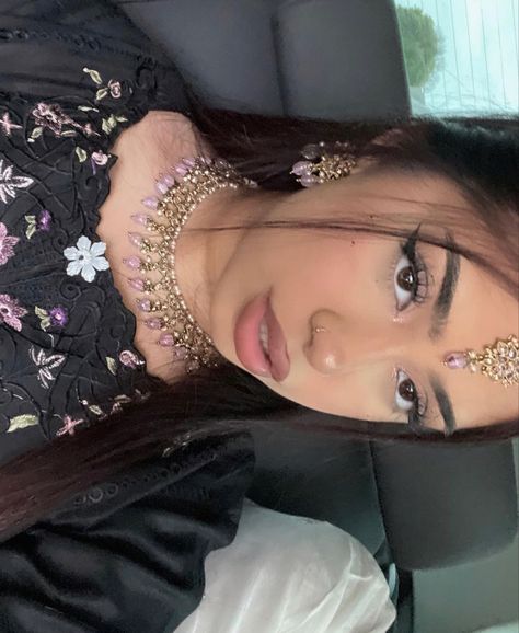 pakistani Pakistani Girl Makeup, Indian Makeup Aesthetic, Desi Girl Makeup, South Asian Makeup, Shadi Makeup, Desi Makeup, Pakistani Makeup Looks, Jasmine Makeup, Simple Prom Makeup