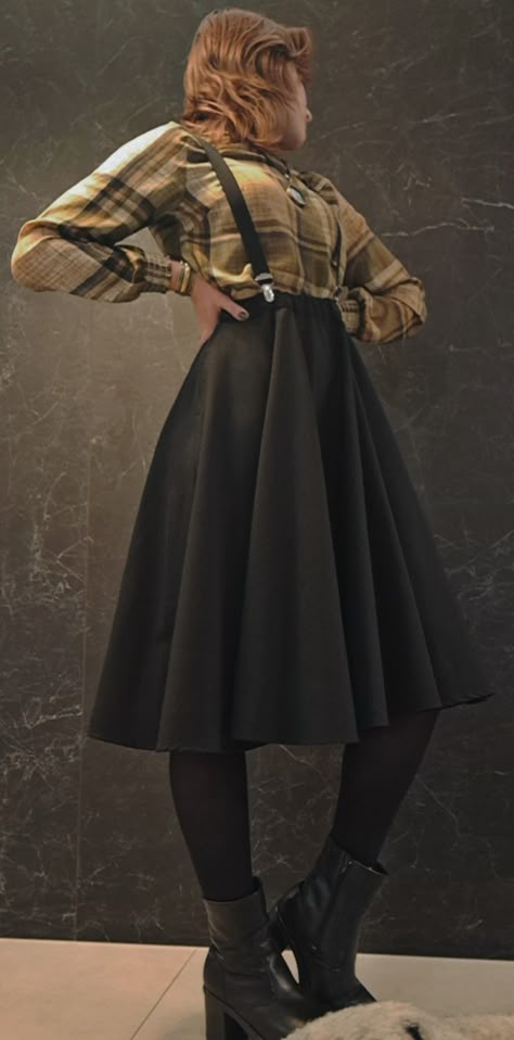 dark academia outfit fall winter art reference photo photography vintage Quirky Academia Aesthetic, Fancy Dark Academia Outfits, 1950s Dark Academia, 1940s Academia, Academia Witch Outfit, Christmas Academia Outfits, 1940s Dark Academia, Fantasy Academia Outfit, Dark Academia Outfit Ideas Women