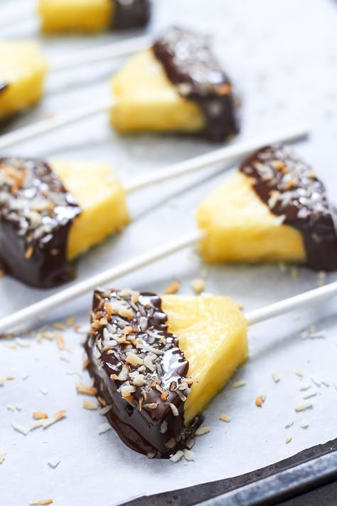 Chocolate covered pineapple pops Chocolate Covered Pineapple, Pineapple Dip, Sommer Mad, Healthy Food Swaps, Chocolate Covered Fruit, Food Swap, Chocolate Coconut, Chocolate Dipped, Fruit Recipes