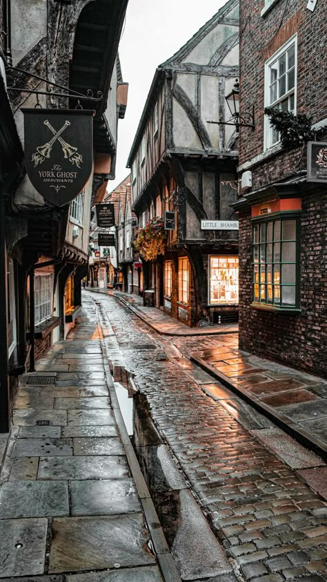 prettylittlelondon on Instagram: Can you guess what time we had to wake up to find the Shambles in York empty? It was so magical and also a bit spooky! 👻 Talking of magic,… Spooky Harry Potter, York Harry Potter, Harry Potter Vibes, London Harry Potter, Harry Potter Places, Harry Potter Locations, The Shambles, Harry Potter London, Whats Wallpaper