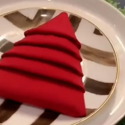 Video Here’s how to do a Christmas tree napkin fold - ABC News Christmas Napkin Folding Tutorials, Napkin Ring Folding, Tree Napkin Fold, Christmas Table Napkins, Fold A Napkin, Christmas Tree Napkin Fold, Beautiful Napkin Folding, Christmas Cloth Napkins, Christmas Tree Napkin