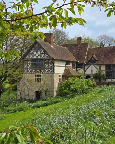 Janet Comer - UK Travel Lover | SWIPE ➡️ Good morning! Today I have some scenes from Stoneacre in Kent. A beautiful half-timbered yeoman farmer's house which dates back to… | Instagram Half Timbered House, Medieval Farmhouse, Farmers House, Farmer House, Countryside Homes, Good Morning Today, The Volunteers, English Village, Minecraft House Designs