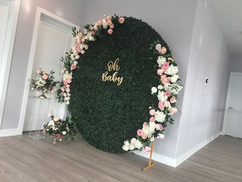 DIY - Round Grass Wall #wreath #decor #wedding #diywedding #diyweddingdecor #diyweddingideas #weddingdesign #diy #diywedding #weddingdecor #weddingdecorations #weddingdecorationideas #dollartreediy #dollartree #weddingplanning #silkflowers #floraldesign#luxurywedding #weddingceremony #bridalshower #backdrops #boxwood #weddinginspiration #weddinginsta #weddinginstagram #embroidery #embroideryhoop #weddingram #hoopdecor ##roundgrasswall Grass Wall Backdrop Wedding Diy, Boxwood Walls Backdrop, Round Grass Backdrop, Round Boxwood Backdrop, Diy Grass Backdrop Cheap, Diy Green Backdrop, How To Make A Greenery Wall Backdrop, Grass Backdrop With Flowers, Garden Backdrop Ideas