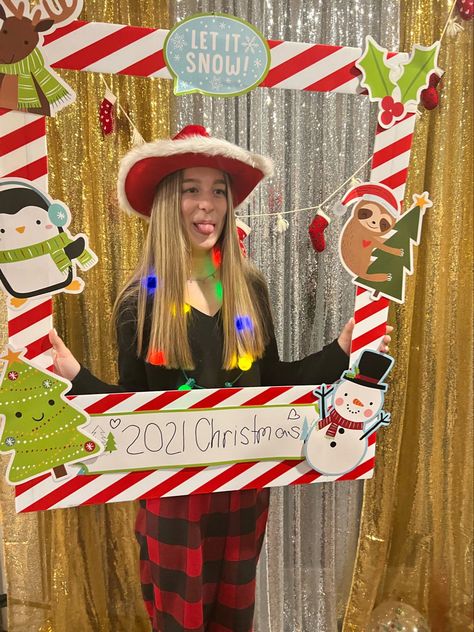 Christmas Photo Drop, Christmas Photo Spot Ideas, Photo Booth Ideas Christmas, Photobooth Ideas For Christmas, Christmas Picture Wall Decorating Ideas, Diy Christmas Picture Backdrop Ideas, Christmas Studio Decor, Christmas School Ideas, Photobooth For Christmas