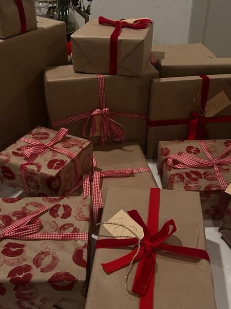 Christmas Gift Ideas Wrapping, Christmas Gift Astethic, How To Wrap Birthday Presents, Bf Gifts Ideas Christmas, Christmas Presents Astethic, Present Gift Wrapping Ideas, Christmas Gift Box Boyfriend, Luxury Christmas Gifts Aesthetic, Gift Wrap Wallpaper