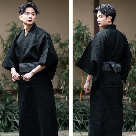 Le Kimono Japonais noir homme est une façon étonnante et à la mode d'exprimer votre amour de la culture japonaise dans un noir éclatant. Le kimono est léger ajoutera instantanément une touche de beauté à toute tenue. Si vous êtes passionné par la culture japonaise, pourquoi ne pas saisir cette occasion avec le kimono noir de qualité ? Portez-le avec estime et style et tout le monde remarquera votre excellent goût pour la mode. Alliant style et confort enviable, c'est le moment idéal pour vous fa Japanese Kimono Male, Outfit Drawings, Japanese Kimono Fashion, Men's Yukata, Concert Attire, Japanese Costume, Clothing Reference, Traditional Japanese Kimono, Male Kimono