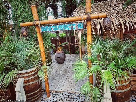 Tiki Bars Backyard, Tiki Bars Diy, Outdoor Tiki Bar, Tropical Patio, Deco Jungle, Tiki Decor, Tiki Bar Decor, Tropical Backyard, Tiki Lounge