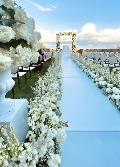 All White Wedding Venue Decor, Wedding Venues Aisle, Wedding Ceremony Venues Outdoor, Baby Breath Down The Aisle, White Wedding Decor Elegant Outdoor, White Rose Themed Wedding, White And Green Themed Wedding, White Rose Decor Wedding, Green And White Wedding Ceremony