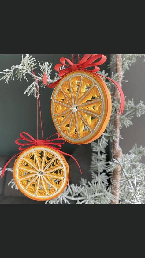 Paper Quilling Christmas Ornaments Diy, Paper Quill Ornaments, Christmas Present Craft Ideas, Paper Quilling Ornaments, Free Quilling Patterns Printables, Christmas Quilling Ideas, Quilling Christmas Ornaments, Diy Quilling Christmas, Quilling Ornaments