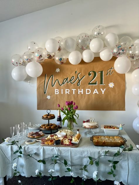 Birthday Decorations Sleepover, Home 21st Birthday Party Ideas, Twenty One Birthday Ideas, 21st Birthday Party Backdrop, 19th Birthday Backdrop Ideas, Social Distancing Birthday Party, Outdoor Spring Birthday Party Ideas, 23rd Birthday Celebration Ideas, Minimalist 21st Birthday Decor