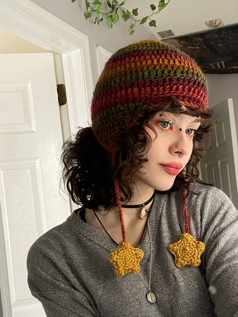 Star Girl Makeup, Lebanon Pennsylvania, Earflap Beanie, Beanie Outfit, Estilo Hippie, Crochet Design Pattern, Crochet Stars, Hat Handmade, Crochet Fashion Patterns