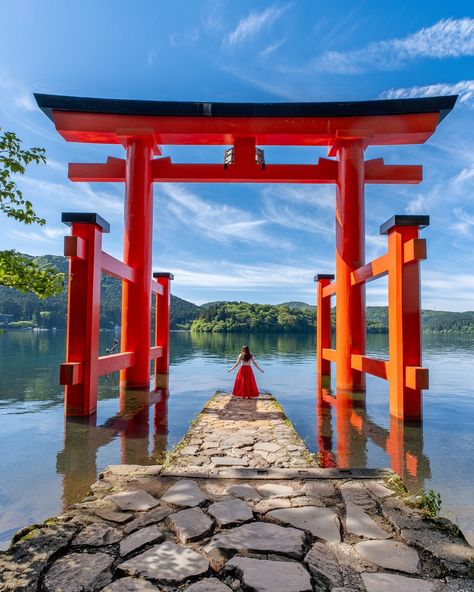 This is a famous IG spot in Hakone so I wasn’t quite sure I’d manage to get a photo. So it was a pleasant surprise that people line up to take photo and even offer to take each others photo. #hakone #myhakone #lakeashi #shinto #hakoneshrine #kanagawatrip #kanagawa #sheisnotlost #visitmyjapan #japan #torii #toriiofpeace #peace #heiwanotori Japan Sightseeing, Asymmetric Blazer, Architecture Japan, Japan Pictures, Nature Japan, Hakone Japan, Summer Japan, Japan Holiday, Beautiful Places In Japan