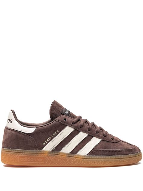 Adidas Gazelle Brown, Fall Sneakers 2024, Adidas Spezial Brown, Brown Sneakers Outfit Women's, Brown Adidas Shoes, Neutral Sneakers Women, Adidas Sporty And Rich, Adidas Handball Spezial Outfit, Dark Brown Sneakers