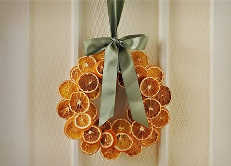 Dried Orange Wreath Julkransar Diy, Natural Christmas Decor, Simple Christmas Decor, Easy Christmas Decorations, בר מצווה, Natural Christmas, Noel Christmas, Christmas Wreaths Diy, Homemade Christmas