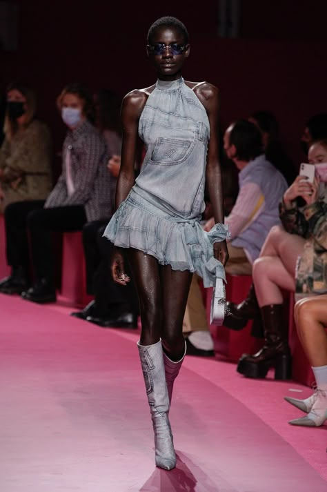 Channel Runway 2022, Blumarine Ss22, Y2k Runway, Summer Runway Fashion, Runway Tops, Spring Fashion Runway, Blue Runway, Denim Runway, High Fashion Couture