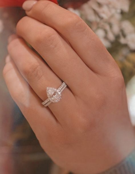 Pear Shaped Wedding Rings, Pear Shaped Diamond Engagement Rings, Big Engagement Rings, Pear Wedding Ring, Antique Engagement Ring, Wedding Rings Solitaire, Dream Engagement Rings, Beautiful Engagement Rings, Engagement Ring Cuts