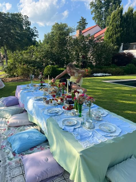 Mixed Match Tea Party, Coquette Tea Party Aesthetic, Birthday Party Garden Ideas, Garden Party Cottagecore, Countryside Birthday Party, Birthday Party In Garden, Girls Garden Party Birthday, 18th Garden Party, 18th Tea Party