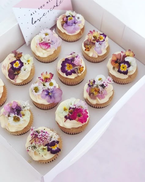 Purple Wedding Desserts, Floral Wedding Cupcakes, Cupcakes Flores, Garden Cupcakes, Bakery Cupcakes, Dessert Packaging, Shower Cupcakes, Flower Cupcakes, Cute Cupcakes