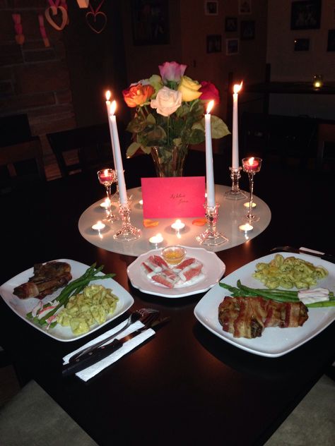 Candlelight dinner Romantic Surprises For Him, Anniversary Dinner Ideas, Romantic Dinner Tables, Romantic Dinner Setting, Romantic Dinner Decoration, Romantic Dinner For Two, Thanksgiving Dinner Table, Romantic Surprise, Valentine Dinner