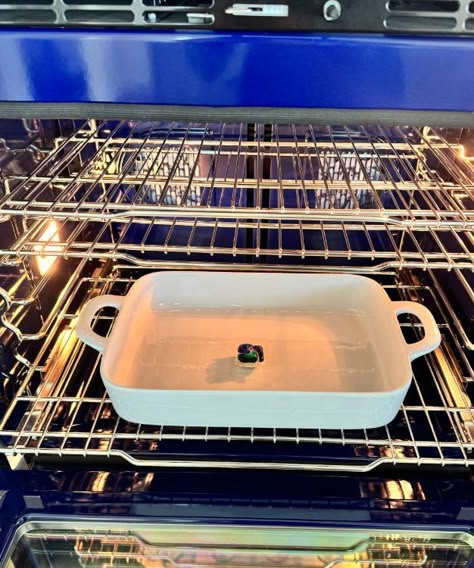 Here's nana's no-fuss trick to cleaning an oven. You just need these 3 ingredients Oven Hacks Cleaning, Cleaning Self Cleaning Oven, Diy Clean Oven, Clean The Oven Easy, Dishwasher Tablet In Oven, Cleaning Hacks Oven, Clean Self Cleaning Oven, Best Oven Cleaning Hacks, How To Clean Inside Oven