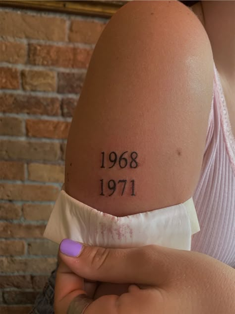 Parents birth years tattooed Birth Year Tattoo Shoulder, Tattoo Ideas About Parents, Parents Dates Tattoo, Parents Years Tattoo, Tattoo Idea Parents, Parents Year Of Birth Tattoo, Tattoos To Get For Parents, Tattoos Year Of Birth, Parents Bday Tattoo