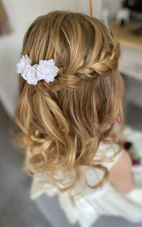 Flowergirl Hairstyle Simple, Short Hair Flower Girl Hairstyles, Short Flower Girl Hair, Wedding Hair For Junior Bridesmaids, Flower Girl Headpiece Floral Crowns, Flower Girl Hair With Headband, Girls Flower Girl Hair, Flower Girl Short Hairstyles, Half Up Flower Girl Hair