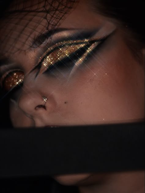 Golden Cat Eye Makeup, Dramatic Black Makeup, Black And Golden Makeup, Gold Tears Makeup, Black And Gold Eyeliner, Eyeshadow With Brown Eyes, Dune Inspired Makeup, Gold Goth Makeup, Eye Makeup Black And Gold