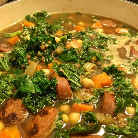 Chorizo & Kale Soup — Gateau Superstar Chorizo Kale Soup, Chorizo Soup, Kale Soup Recipes, Bone Soup, Zucchini Soup, Brown Lentils, Chorizo Sausage, Kale Soup, Kale Recipes