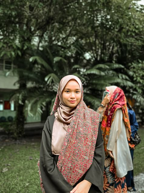 Melayu Klasik Outfit, Aesthetic Malaysia, Malaysia Women, Malaysia Aesthetic, Malay Culture, Malaysian Fashion, Malaysia Hijab, Nikah Outfit, Instagram Projects