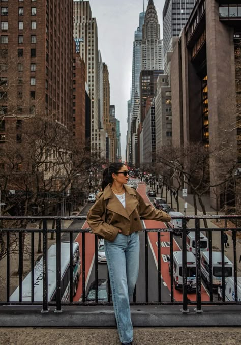 Tudor City Bridge Nyc, How To Pose In New York, Newyork Autumn Outfit, Fall Outfits Women Nyc, Early Fall Nyc Outfits, Big City Poses, New York Women Outfit, New York Fashion Inspiration, Nyc Fits Aesthetic