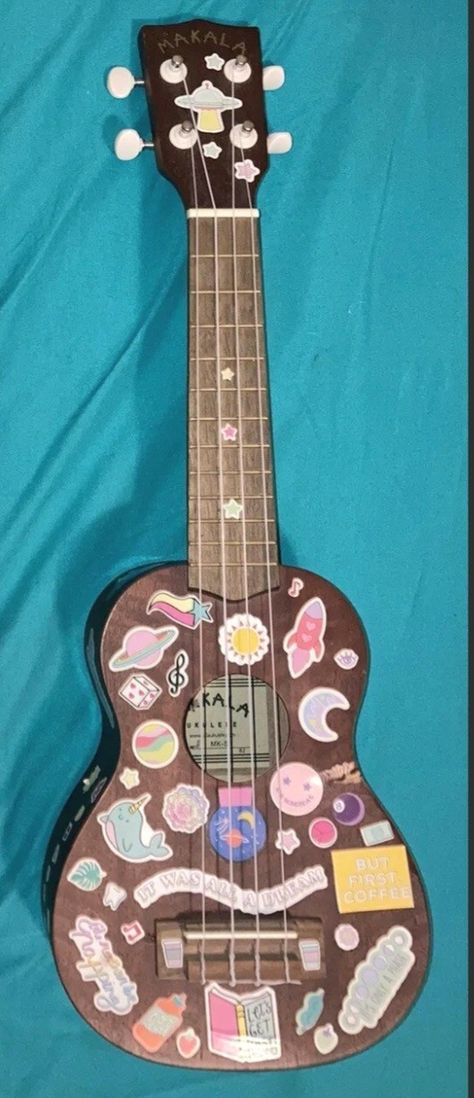 Decorated Acoustic Guitar, Decorated Ukulele, Ukulele Decoration, Decorated Guitar, Ukulele Aesthetic, Ukulele Stickers, Bf Ideas, Ukulele Design, Fab 5