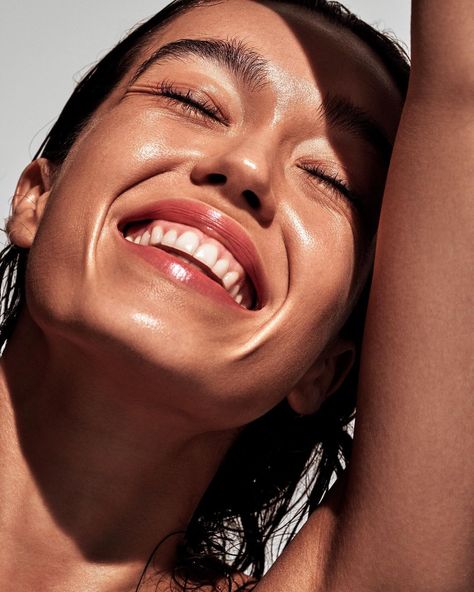 Baard Lunde в Instagram: «@marieclaireau #editorial while we wait for the summer 🔥 The smiling ⭐️ #model @gordonsophie #makeup @ndegennes 💄 #hair @tomoko_ohama…» Beach Photoshoot Makeup, Skin Care Campaign, Sunscreen Campaign, October Moodboard, Clear Skin Detox, Minimalist Skincare, Indie Lee, Pure Skin, Squalane Oil