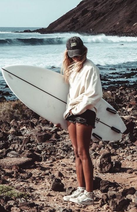 Female Surfer Style, Surfer Chic, Women Surfer Style, Emily Wrecker, Surfer Chic Style, Surfy Outfits, Surfer Summer Outfits, Surfer Girl Outfits Aesthetic, Surfer Babe Aesthetic