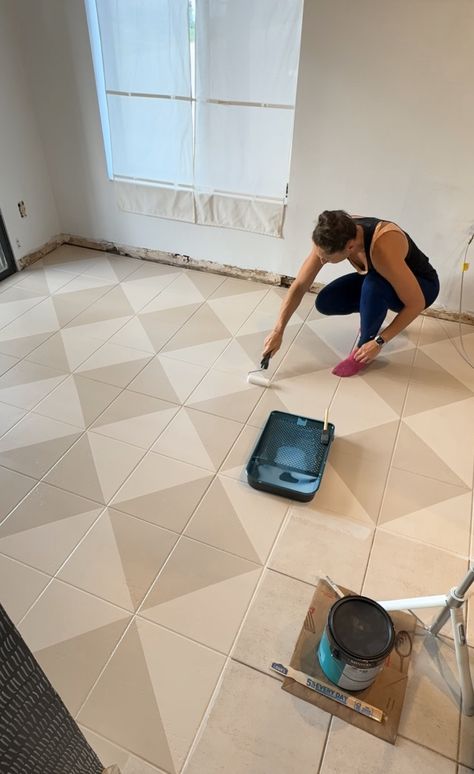 How to paint tile floors! Paint A Vinyl Floor, Simple Floor Stencils, Big Tile Kitchen Floor, Bathroom Floor Painted Tile, Painted Tiled Floors, Painted Tile Floor Designs, Painted Tile Bathroom Ideas, Painting Tile Kitchen Floor, Painting Floors Concrete