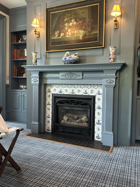 A Williamsburg Style Room in New England - LINDA SMITH DAVIS - NEFL Colonial Style Living Room Ideas, Williamsburg Decor, Colonial House Interior, New England Colonial, Bedroom Seating Area, Victorian Fireplace, Welcome To My House, Fireplace Tile, Fireplace Wall