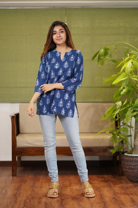 Short Tops For Girls, Short Kurta Set, Formal Kurti, Trendy Cotton Tops, Short Kurti Designs, Cotton Short Tops, Simple Frock Design, Kurtas For Women, Cotton Kurtis