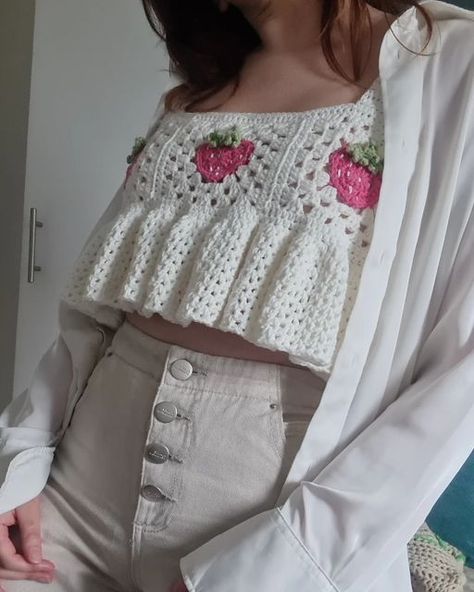 Crochet Strawberry Top, Crochet Crop Top Outfit, Summer Top Crochet, Summer Crochet Top, Top Inspiration, Crochet Sweater Design, Crochet Fairy, Crochet Bedspread Pattern, Crochet Strawberry