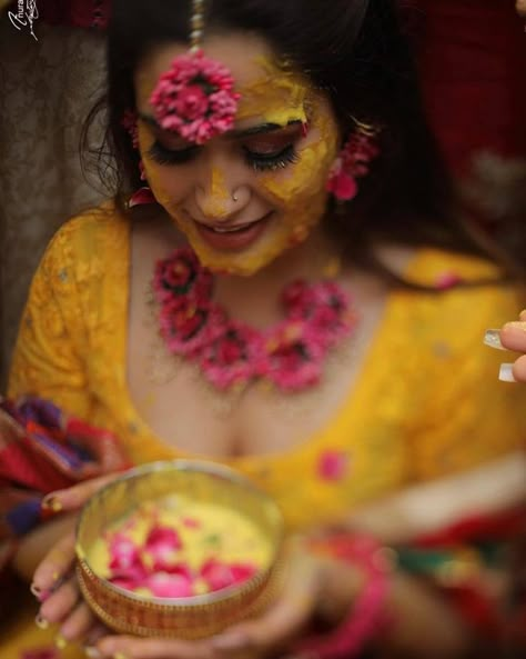 Haldi Pics, Haldi Photography Ideas, Haldi Ceremony Photoshoot, Haldi Look For Bride, Haldi Photos, Haldi Shoot, Haldi Pose, Haldi Poses For Bride, Haldi Photography