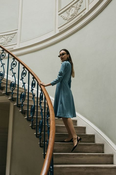 Photos On Stairs Ideas, Classy Photography Poses, Posing On Stairs Photography, Elegant Staircase Photoshoot, Staircase Aesthetic Photoshoot, Stairway Photography, Staircase Shoot, Staircase Fashion Editorial, Foto Scale