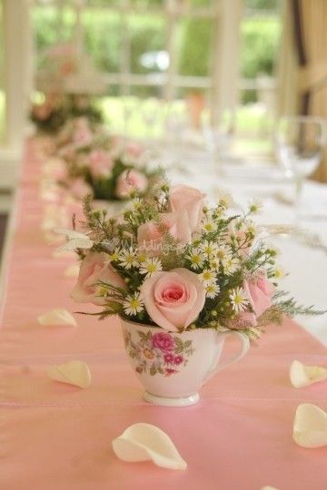 1000+ images about Flower Arranging on Pinterest | Flower ... Tea Cup Flower Arrangements, Tea Party Centerpieces, Bridesmaids Luncheon, Teacup Flowers, Garden Bridal Showers, Bridal Tea Party, Tafel Decor, Tea Party Theme, Boda Mexicana