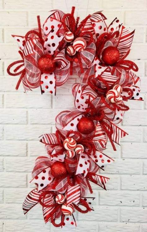 Large Christmas Wreath, Christmas Wreath Ideas, Deco Mesh Wreaths Diy, Candy Wreath, Holiday Wreaths Diy, Easy Diy Wreaths, Red And White Christmas, Mesh Wreath Diy, Christmas Mesh Wreaths