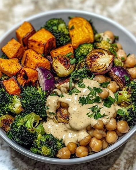 Roasted Veggie and Chickpea Bowls Plant Based Salads, Chickpea Bowls, Veggie Meal Prep, Salat Bowl, Healthy Protein Meals, Vegetarian Meal Prep, Vegetarian Protein, Lunch Bowl, Healthy Bowls