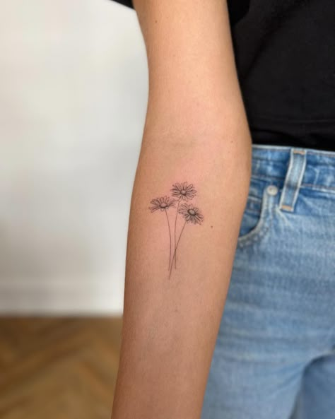 Dainty Tattoos With Meaning Words, Small Daisy Tattoos For Women, Simple Wildflower Tattoo, Tattoo Ideas Behind Ear, Fine Line Daisy Tattoo, Gerbera Daisy Tattoo, Dainty Tattoos With Meaning, Daisy Tattoo Ideas, Small Daisy Tattoo