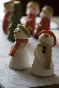 ¡Qué monisísimos! || Christmas Cake Topper Air Dry Clay Christmas Ideas, Pottery Christmas, Dryer Rack, Clay Christmas Decorations, Christmas Cake Designs, Christmas Cake Topper, Snowman Christmas Decorations, Christmas Cake Decorations, Xmas Cake