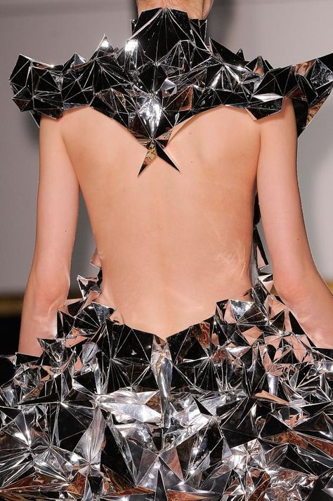 wintourfell:  balenciwanga:  Iris Van Herpen Haute Couture Spring 2013  q’d from my archive x Iris Van Herpen Couture, Architectural Fashion, Sonia Delaunay, Origami Fashion, Sculptural Fashion, Geometric Fashion, Iris Van Herpen, Concept Clothing, 3d Fashion