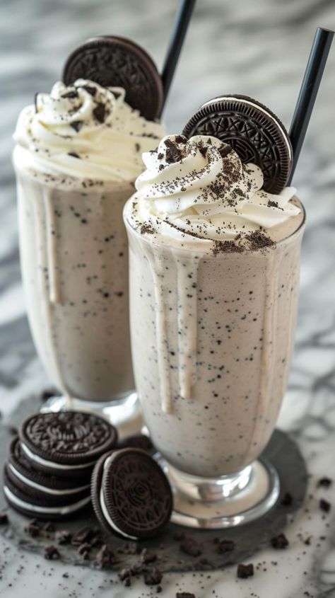 Get ready to whip up the most scrumptious Oreo milkshake you've ever tasted! It's rich, creamy, and loaded with delicious cookies and cream texture. Milkshake Cookies And Cream, Cute Milkshakes, Yummy Dessert Recipes Homemade, Food And Drink Recipes Easy, Food Recipes For Dessert, Recipes With Whipped Cream, Cookies N Cream Milkshake, Fun Food To Make, Yummy Food Pictures