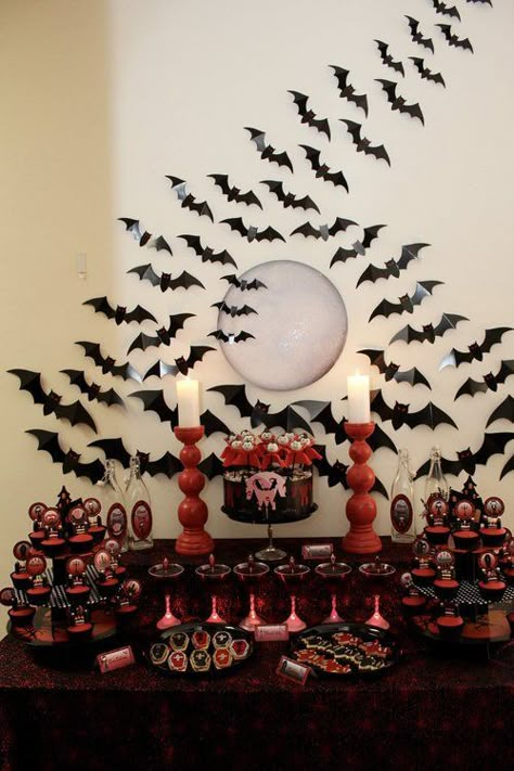 Vampire Theme Halloween Decorations, Vampire Diaries Party Decorations, Vampire Food Ideas, Vampire Diy, Tvd Party, Vampire Dinner Party, Vampire Theme Party, Red And Black Halloween, Vampire Dinner