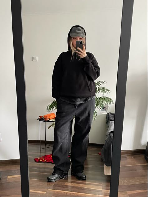 Ootd outfit baggy clothes oversize big boy jeans hoodie comfy style inspo cap vintage cap thrift thrifted nike airmax tn sneakers mirror selfie picidea total black look Nike Airmax Plus Outfit, Baggy Black Hoodie Outfit, Airmax Tn Outfit, Nike Vapor Max Outfit Women, Black Jeans And Hoodie Outfit, Tns Outfit Women, Black Baggy Jeans Outfit Women, Airmax Plus Outfit, Cap And Hoodie Outfit