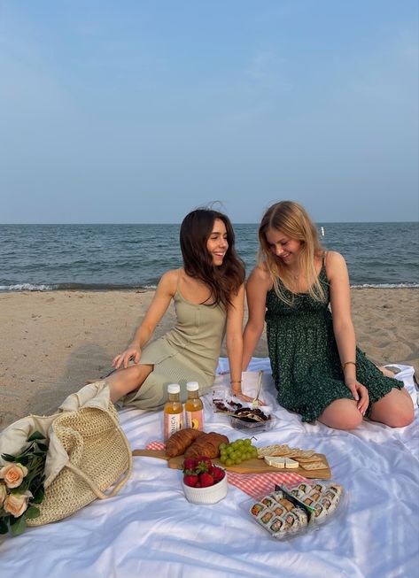 Cute Beach Picnic Date, Picnic At The Beach Photoshoot, Friends Beach Picnic, Bestie Date Outfit, Beach Picnic Date Aesthetic, Picnic On A Beach, Summer Picnic Beach, Beach Picnic Pictures Poses, Beach Picnic Aesthetic Photoshoot