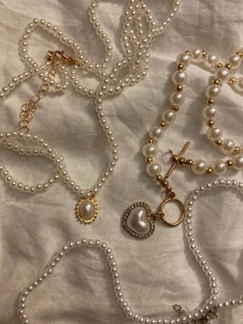 Ivory Core Aesthetic, Pearls And Gold Aesthetic, Pearl And Gold Jewelry Aesthetic, Pinterest Jewelry Aesthetic, Pearls And Roses Aesthetic, Gold Jewelry And Pearls, Angelic Jewelry Aesthetic, Vintage Pearl Jewelry Aesthetic, Pearls Jewelry Aesthetic